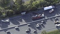 Monash Freeway 将封闭若干小时，警方在调查卡车与