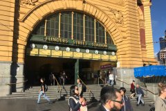Flinders Street火车站的工作人员已经被送回家自我