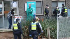 维州警察在警察局内，将要带口罩