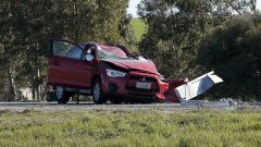 女司机开车撞上停着的卡车，造成2岁女孩死亡