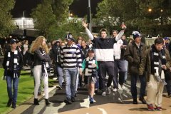珀斯昨夜的AFL比赛有2万多人到场观战，有一个人