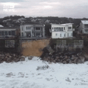 祸不单行！澳洲66栋海景房惨遭暴雨巨浪侵袭，居