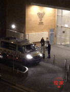 救护车深夜赶抵Rhodes公寓外，医务人员穿防护服