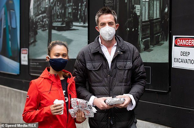 27470036-8240965-CBD_workers_are_pictured_on_Pitt_Street_in_Sydney_wearing_face_m-a-21_1587486624834.jpg,0