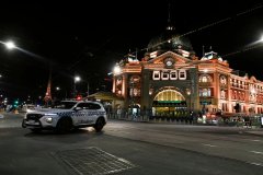 女警被按在地上猛捶至脑震荡，澳“高等公民”