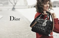 澳华人女生微信群卖Dior高仿包涉诈骗，警方已介