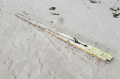 澳渔夫海滩发现一堆垃圾，疑为MH370残骸，专家跟