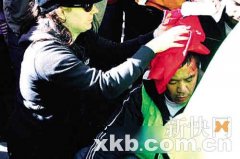 堪培拉小规模殴斗：华裔男子护国旗受伤昏迷