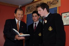 新西兰罗托鲁阿男子高中建立中文“图书角”