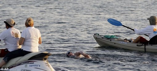 澳洲女泳将拒用防鲨笼挑战横渡海峡 不幸失败(组图)