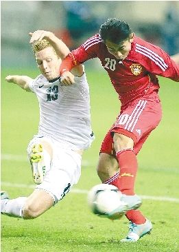 中国队球员于汉超右禁区内射门。