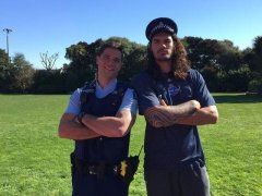 新西兰警方愿打包警犬换亚当斯 雷霆队怎么回应