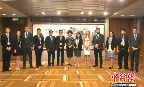 9月18日,国务院侨办主任裘援平在北京会见新西兰“重走路易·艾黎之路”访问团。张勤 摄