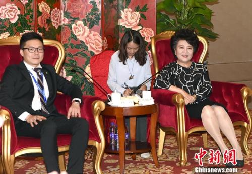 9月18日,国务院侨办主任裘援平在北京会见新西兰“重走路易·艾黎之路”访问团。张勤 摄