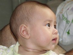 女儿Ida 4个月了，发几张近照大家瞧瞧。