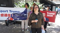 一小群人在悉尼示威支持特朗普
