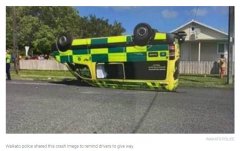警方警告：救护车被撞得底朝天！只因这个失误