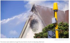 奥克兰134岁老教堂突发火灾！14名消防员现场灭火