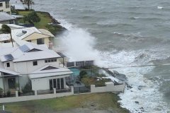 狂风暴雨袭击昆州东南，黄金海岸关闭所有海滩
