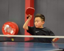 8岁男童获这个乒乓球年度运动员奖 爸爸独创握拍