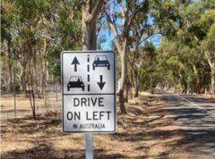 澳洲公路路标引热议 澳女为中国游客竖立中文路