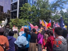 美国驻墨尔本总领馆外华人集会挺川，吁公平选