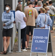 澳隔离酒店保安上班不戴口罩，反疫苗群体游行