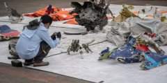 印尼缩小搜寻坠毁客机黑匣子范围 确认首位遇难