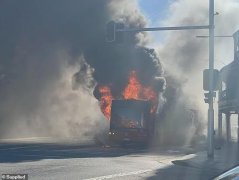 悉尼一公交车突然“爆炸自燃”，车上有三名乘