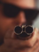 墨市男子在皇冠赌场行踪诡异，警方搜出上膛枪
