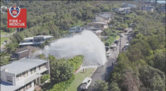 吓人！悉尼街头水管爆裂，地面“崩”出大坑！