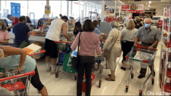 维州“封州”再次引发抢购潮，民众涌入超市囤