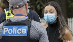 墨尔本反疫苗游行中两名记者被警方逮捕