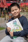 小孩子，大善举：八岁华裔少年义卖作品，收益