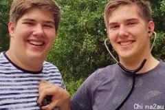 澳双胞胎兄弟高考得分相同，就读同一所大学同