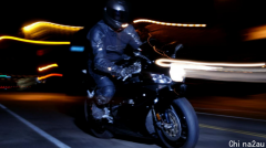 墨尔本Southbank一名摩托车手在警方面前“出丑”