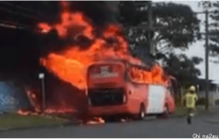 澳洲巴士被烧成空壳，疑女乘客与司机争吵后蓄