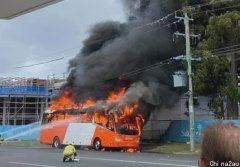 澳洲一辆巴士燃烧起火！起火原因或为女乘客与