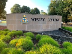 Wesley College学生在March4Justice游行后在公车上讲性