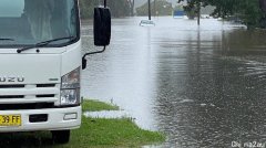 新州创纪录降雨中几十名学生被困学校