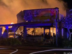 阿波罗湾中餐馆等三间店铺凌晨被火烧毁，原因