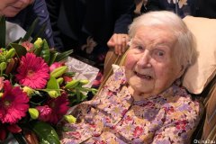 没有助听器没有假牙 Joan用香槟和蛋糕庆祝109岁生
