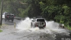 飓风“后遗症”！道路被洪水阻断，超市水果蔬