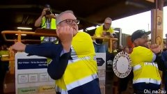 总理视察西澳矿场 带领工人做运动