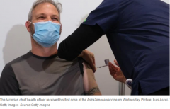 维州首席卫生官接种疫苗露出“性感”文身 “粉