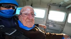 91岁澳洲老爷爷完成1.4万英尺高空跳伞，下一个梦