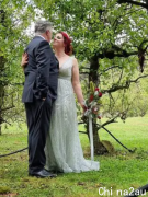 维州夫妇在农场结婚，婚礼进行到一半居然跑去