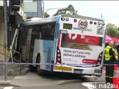 悉尼Parramatta一辆轿车与公交车相撞！1女当场死亡
