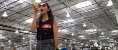 愤怒！韩裔女与白人男友大闹Costco，身穿辱华上