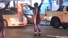 悉尼女子当街焚烧以色列国旗